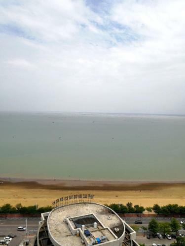 Guanhaige First Line Seaview Apartment