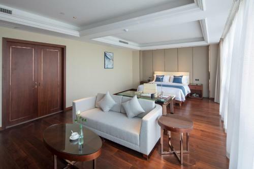 Yushan Town Tianji Cloud Business Hotel