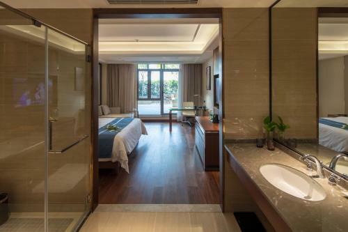 Yushan Town Tianji Cloud Business Hotel