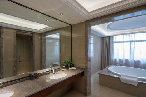 Yushan Town Tianji Cloud Business Hotel