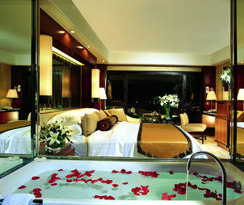 Famous International Hotel