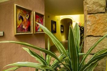 Monteleon Hotel And Suites