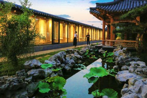 Qinhuangdao Xinting Calligraphy Hotel