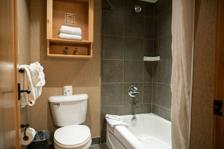 Fox Hotel And Suites