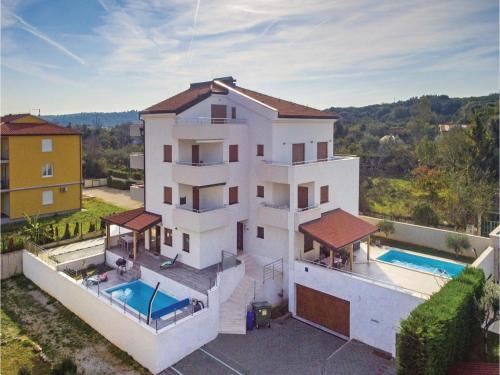 Three-bedroom Apartment In Volme