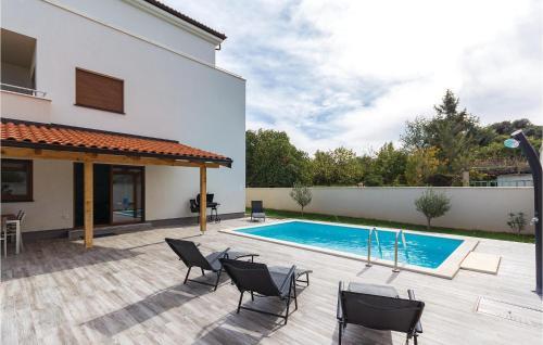 Three-bedroom Apartment In Volme