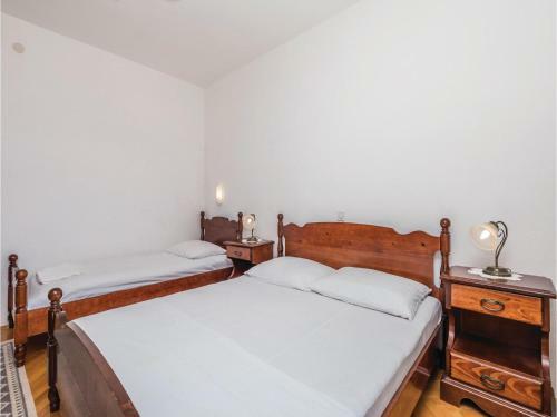 Three-bedroom Apartment In Barbat