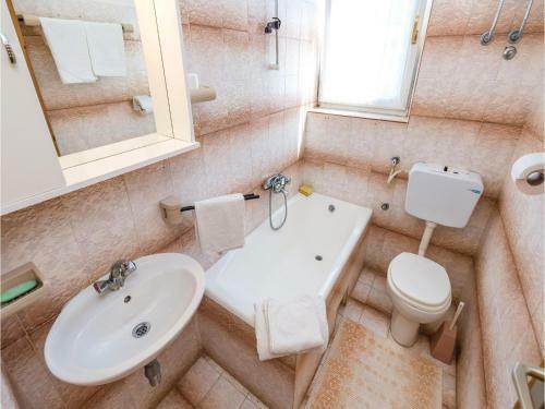Three-bedroom Apartment In Barbat
