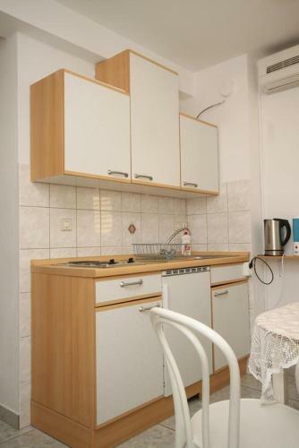 Hostal Double Room Baska Voda 6704g