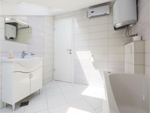 Three-bedroom Apartment In Baska Voda
