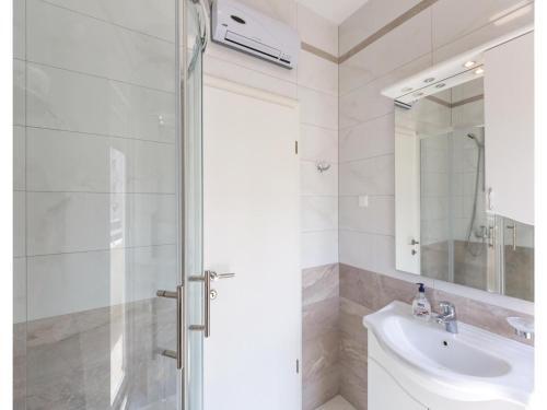 Three-bedroom Apartment In Baska Voda