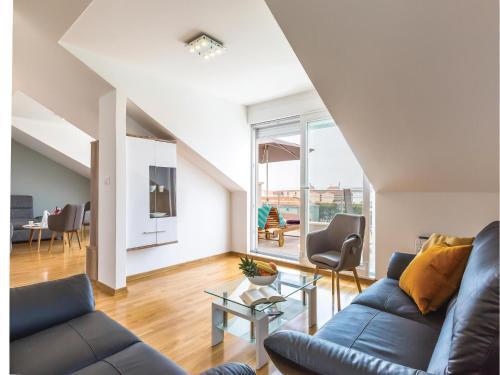 Three-bedroom Apartment In Baska Voda