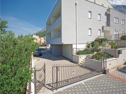 Three-bedroom Apartment In Baska Voda
