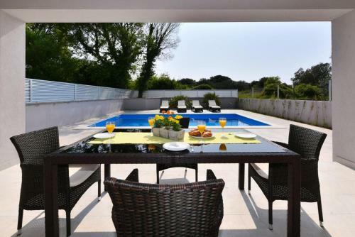 Crowonder Bay Villa