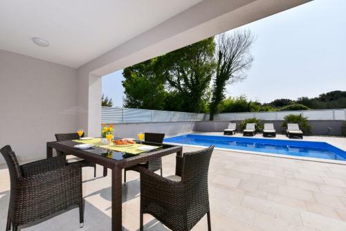 Apartamentos Crowonder Harbor Villa