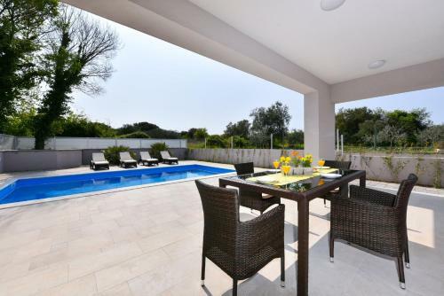 Apartamentos Crowonder Harbor Villa