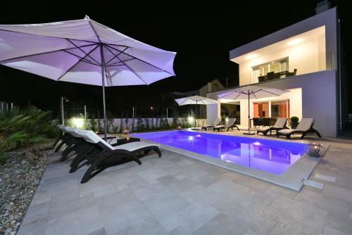 Apartamentos Crowonder Harbor Villa