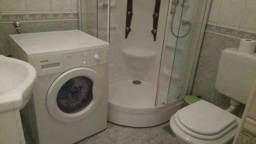 Apartmani An?elo, Tommy, Leon