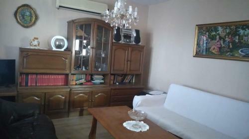 Apartmani An?elo, Tommy, Leon