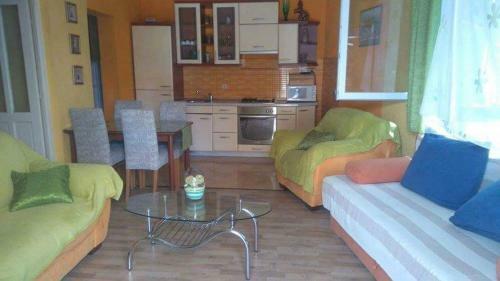 Apartmani An?elo, Tommy, Leon