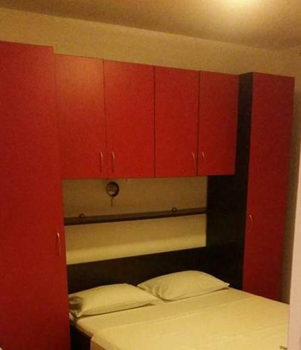 Apartmani An?elo, Tommy, Leon