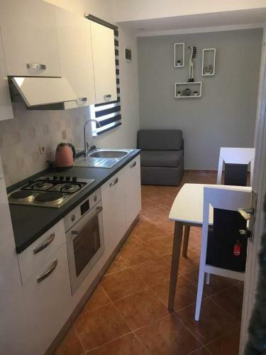 Apartmani An?elo, Tommy, Leon