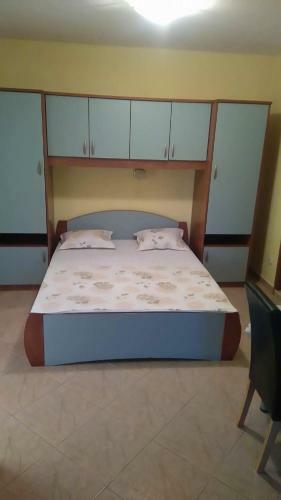 Apartmani An?elo, Tommy, Leon