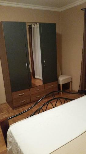 Apartmani An?elo, Tommy, Leon