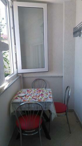 Apartmani An?elo, Tommy, Leon