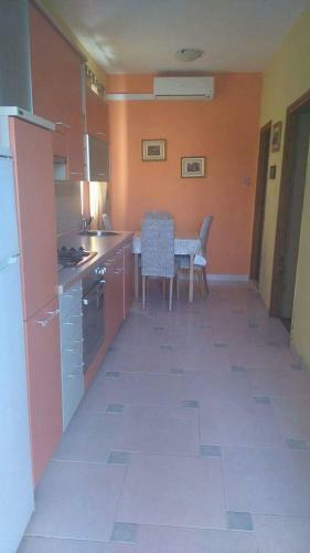 Apartmani An?elo, Tommy, Leon