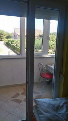 Apartmani An?elo, Tommy, Leon