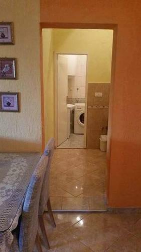 Apartmani An?elo, Tommy, Leon