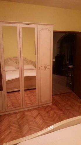 Apartmani An?elo, Tommy, Leon