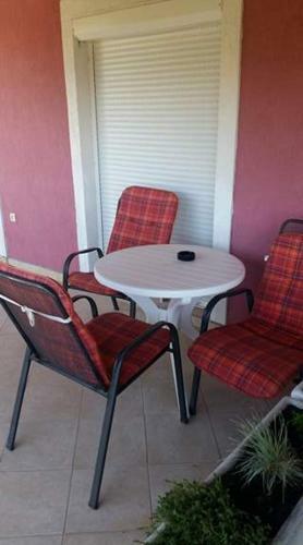 Apartmani An?elo, Tommy, Leon