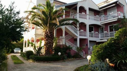 Apartmani An?elo, Tommy, Leon