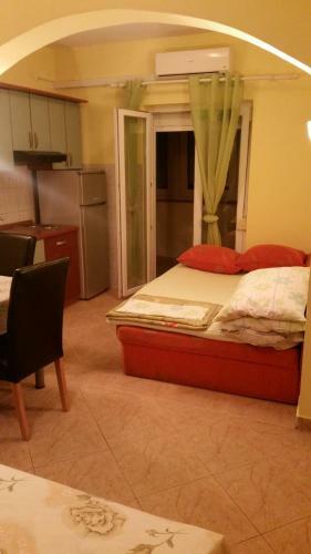 Apartmani An?elo, Tommy, Leon