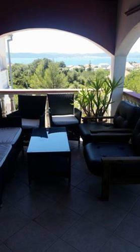 Apartmani An?elo, Tommy, Leon