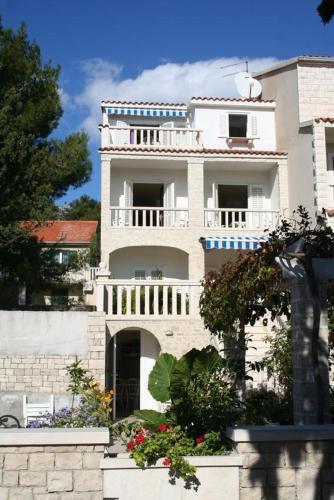 Apartments And Rooms With Wifi Bol (brac) - 2875