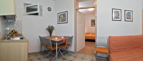 Apartments And Rooms With Parking Space Bol (brac) - 15418