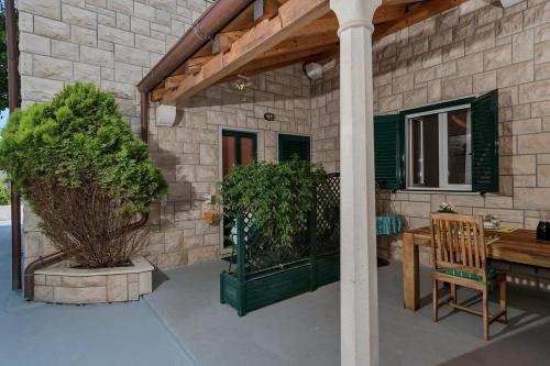 Apartments And Rooms With Parking Space Bol (brac) - 15418