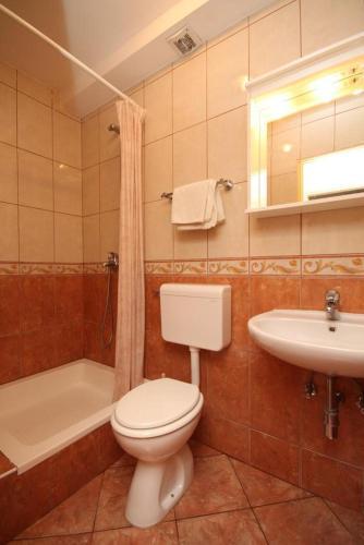 Apartments By The Sea Brela (makarska) - 6688