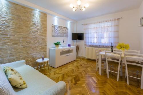 Apartments In Crikvenica 14220