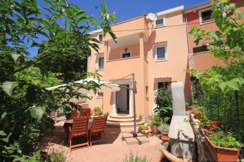 Apartment Cunski 8010b