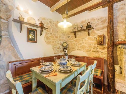 Three-bedroom Holiday Home In Dobrinj