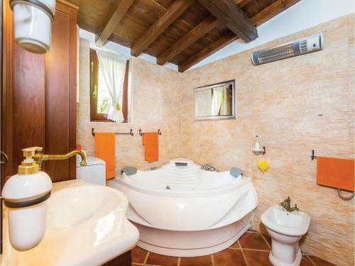 Three-bedroom Holiday Home In Dobrinj