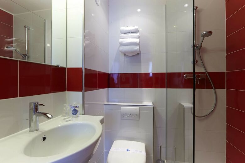 Hotel Kyriad Canal Saint Martin Republique