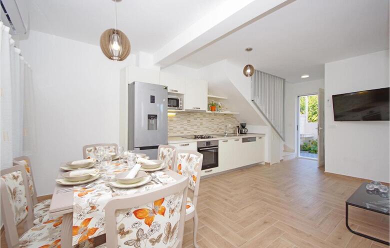 Three-bedroom Holiday Home In Drvenik