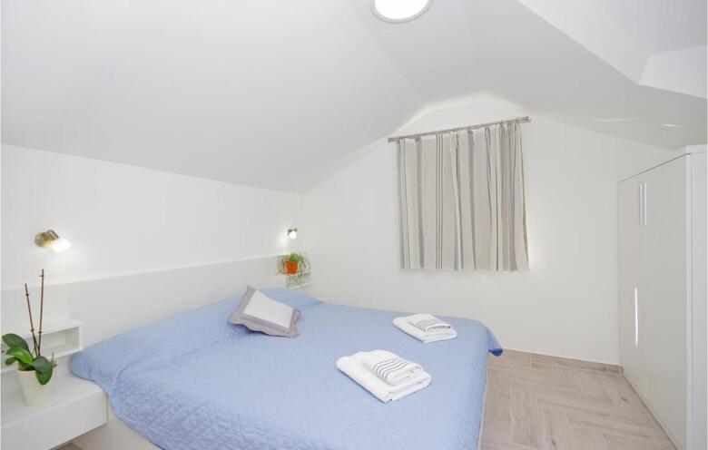Three-bedroom Holiday Home In Drvenik