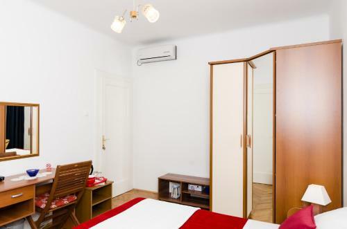 Hostal Apartment & Room Ivela