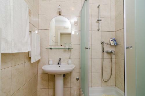 Hostal Apartment & Room Ivela